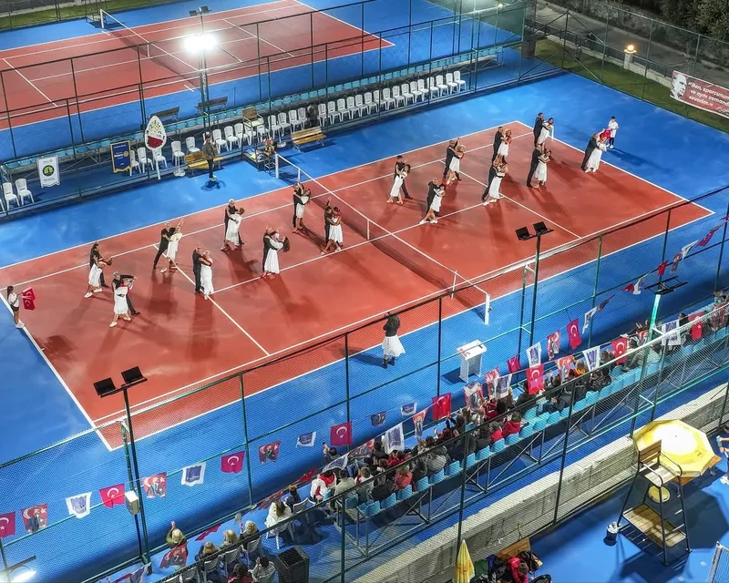 Kuşadası’nda Cumhuriyet coşkusu kortlara taşındı
