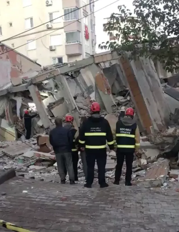 Gebze’de bina çöktü: Çok sayıda ekip sevk edildi
