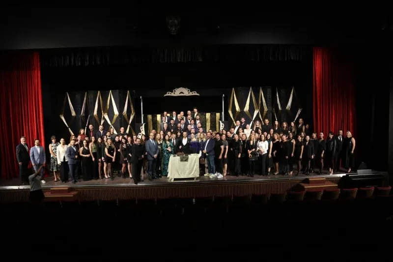 Sahne Tozu Tiyatrosu 21. yılını Haldun Dormen Sahnesi’nde kutladı
