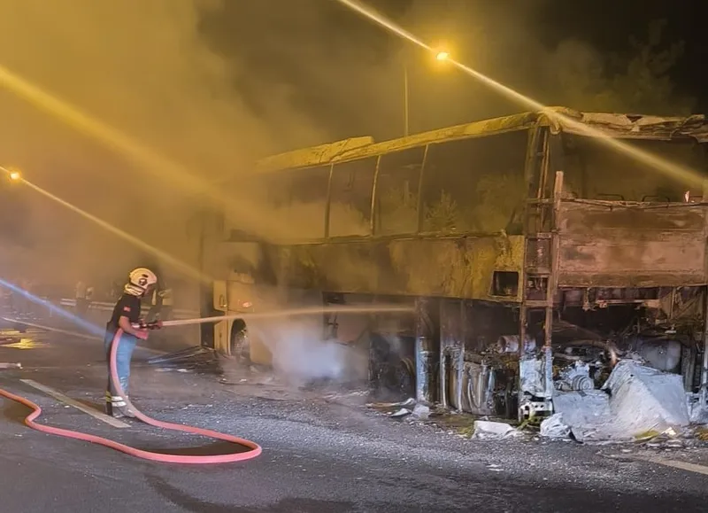 Yolcu otobüsü yanarak demir yığınına döndü
