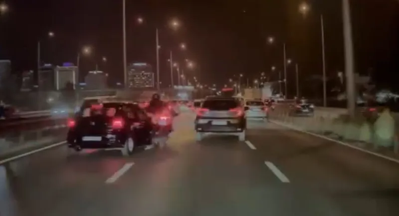 Otomobilin çarptığı motosikletli böyle savruldu

