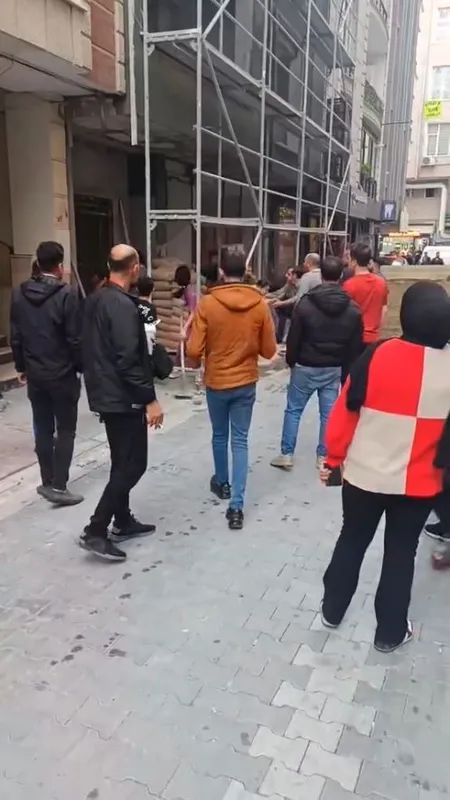 Esenyurt’ta inşaata getirilen kum sokağı kapatıp araçlara hasar verince ortalık karıştı
