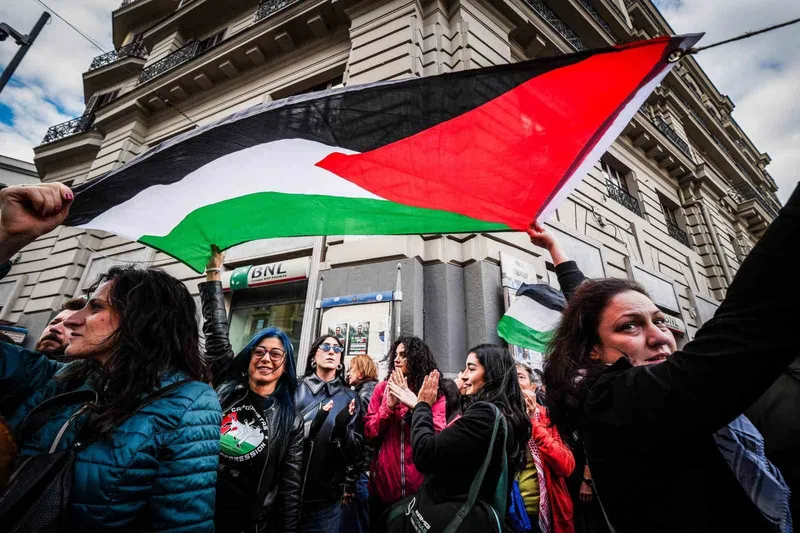 İtalya’da Küresel Sumud Filosu için başlatılan greve destek veren binlerce kişi sokağa döküldü
