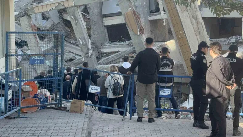 Gebze’de çöken binanın enkazında inceleme yapılıyor
