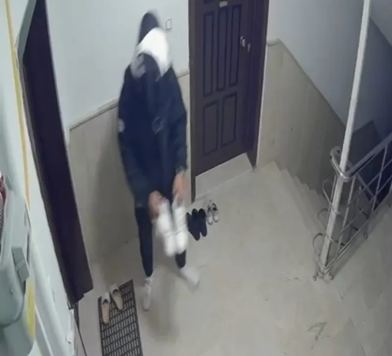 Kapı önündeki ayakkabıyı çalan kurye kameraya yansıdı
