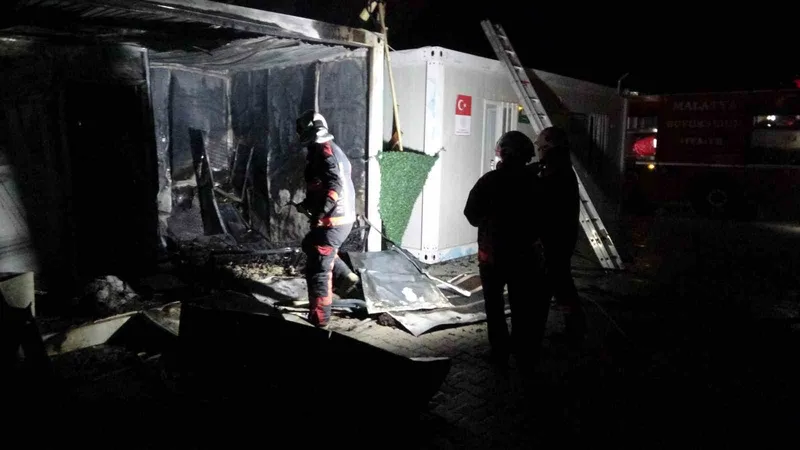 Malatya’da konteyner kentte korkutan yangın
