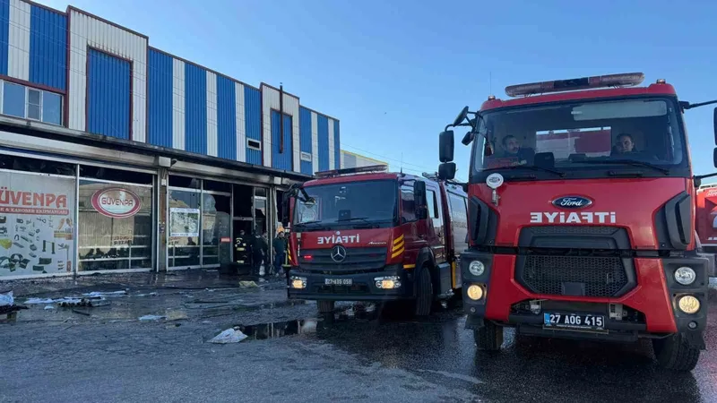 Gaziantep’te hırdavat malzemeleri satan iş yerinde yangın
