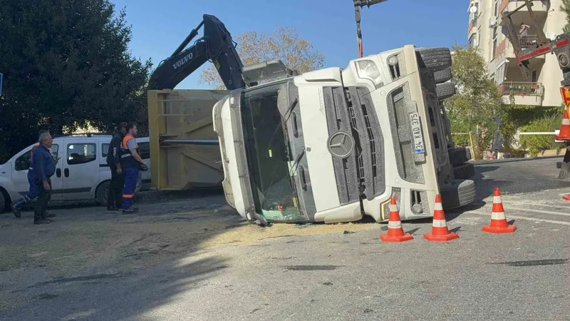 Beşiktaş’ta hafriyat kamyonu devrildi: Şoförün yaralandığı kaza anı görüntülendi
