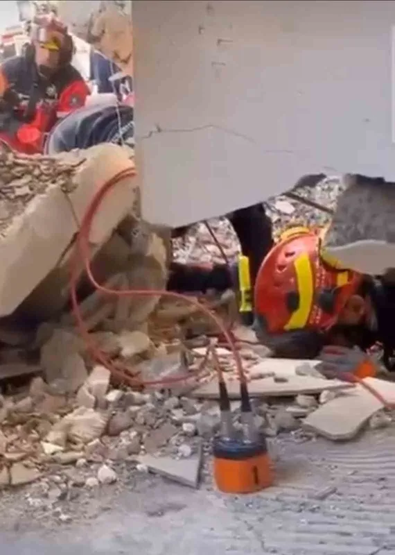 Gebze’deki enkazın altından umudun çığlığı böyle yükseldi
