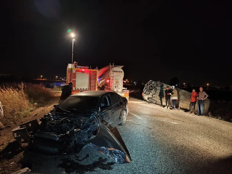 Otomobille, minibüs çarpıştı: 3 yaralı
