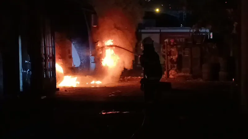 Gece bekçileri fark etti: Kundaklama ve şüpheli düzenek paniği yaşandı
