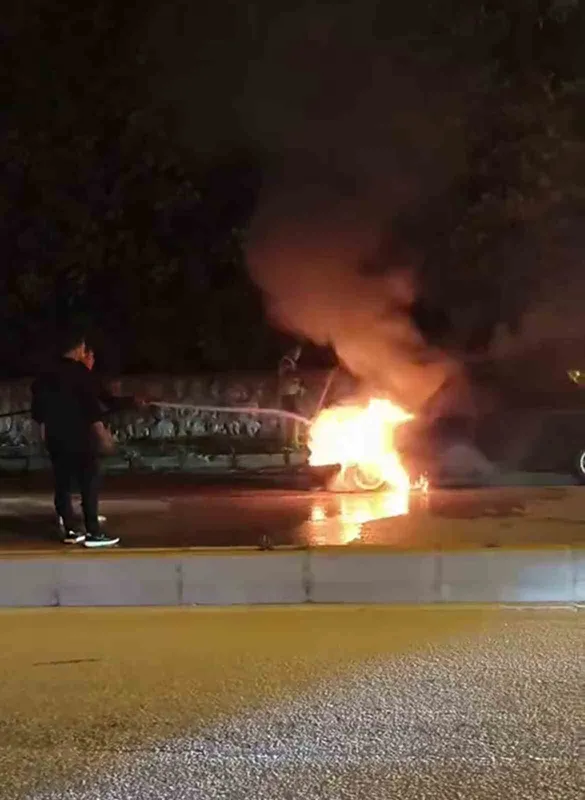 Alevlere teslim olan otomobile mikser sürücüsünden müdahale
