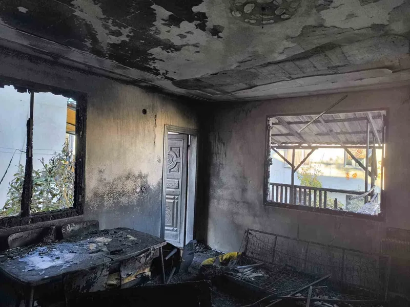 Adana’da yangın çıkan ev küle döndü
