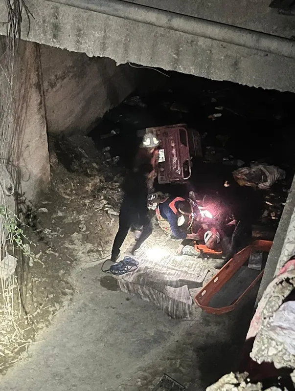 Asi Nehri’ne uçan motosikletin sürücüsünü itfaiye kurtardı
