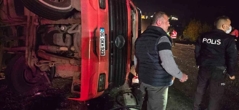 Ankara’da virajı alamayan tır devrildi: 1 yaralı
