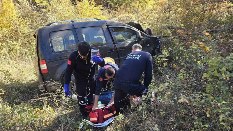 Tokat’ta uçuruma yuvarlanan araçtan 2 kişi sağ kurtuldu
