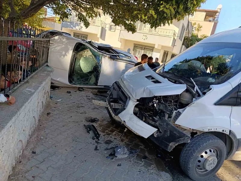 Adıyaman’da okul servisi ile otomobil çarpıştı: 5’i öğrenci 7 yaralı
