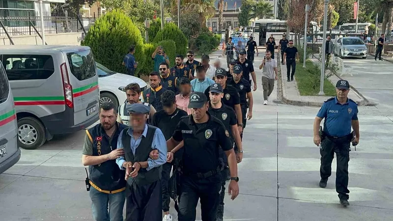 Muhtarlık kavgasında gözaltına alınan 56 şahıs adliyeye sevk ediliyor

