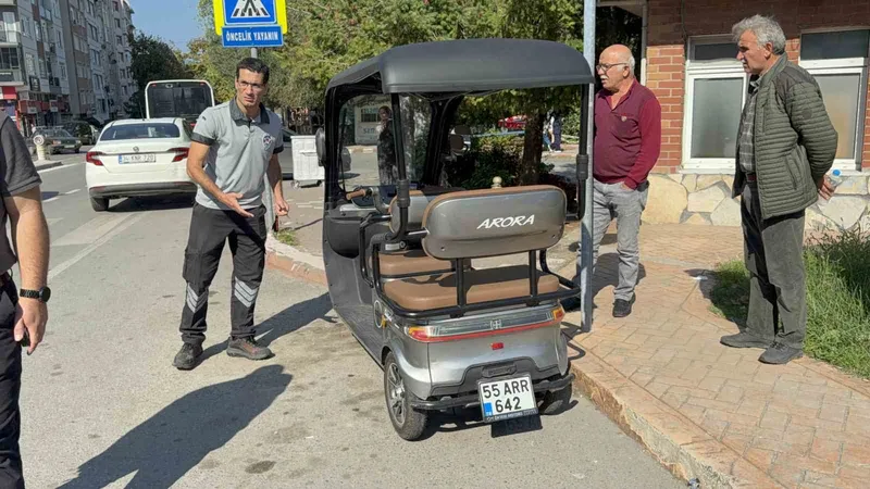 Motorlu bisiklet, yayaya yol veren otomobile çarptı: 1 yaralı
