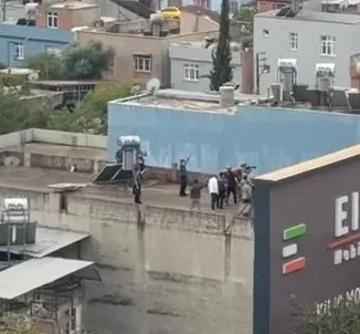 Ailesini rehin alıp bıçak çekti, özel harekat polisi bacağından vurdu

