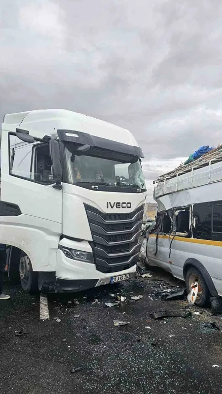 Nevşehir’de tarım işçilerini taşıyan minibüs tırla çarpıştı: 9 yaralı

