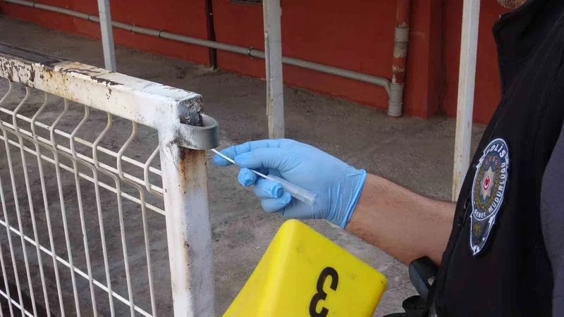 Eline aldığı bıçakla yoldan geçenlere dehşeti yaşattı: 1 yaralı
