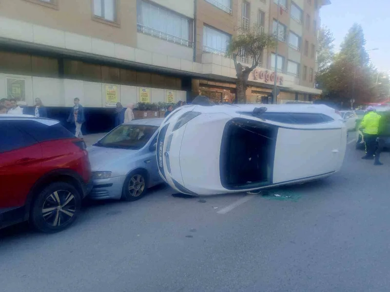 Park halindeki araçlara çarpan otomobil yan yattı: 1 yaralı
