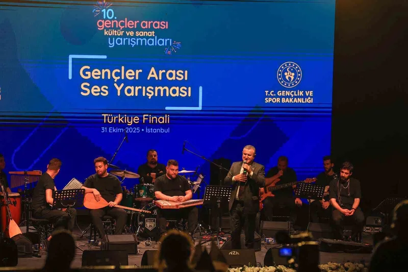 Bakan Bak, gençler arası ses yarışmasını izledi, sahnede şarkı söyledi
