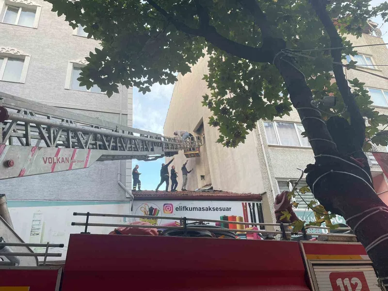 Polisten kaçmaya çalışırken baca boşluğuna sıkıştı
