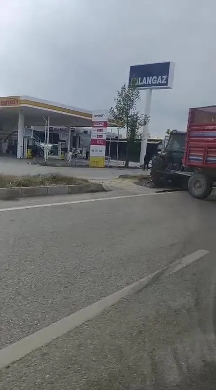 Refüjden yolun karşısına geçmek isteyen traktöre otomobil çarptı
