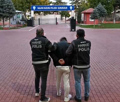 Isparta’da uyuşturucu ticaretinden 12 yıl 6 ay hapis cezası bulunan şahıs yakalandı
