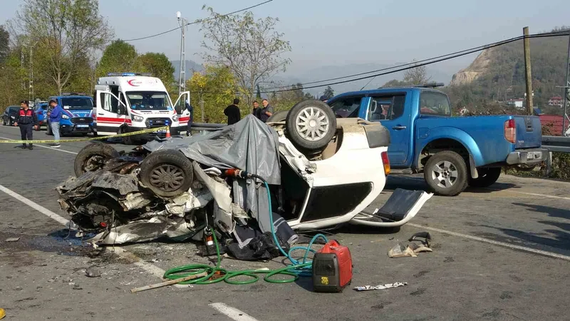 Ordu’da otomobil ile kamyonet çarpıştı: Baba öldü, sürücü oğlu ve diğer sürücü ağır yaralandı
