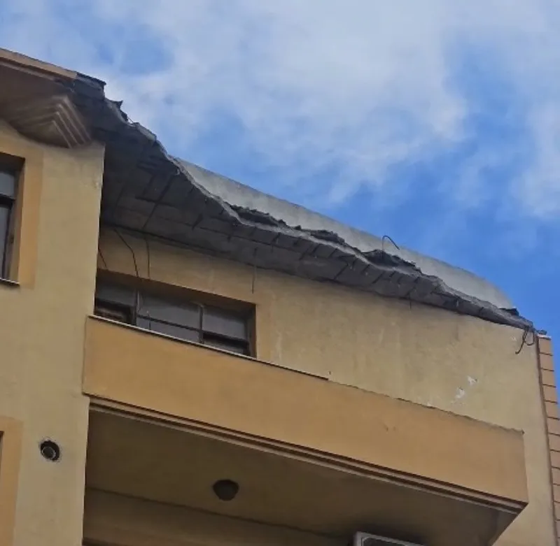 Gelibolu’da 5 katlı binanın çatısının bir kısmı çöktü
