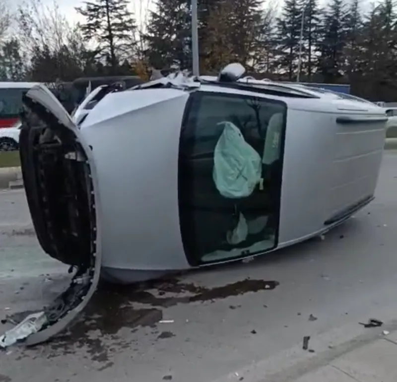 İki araç çarpıştı, sürücü yaralı
