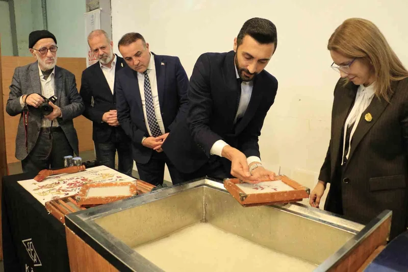 Kağıtta açan çiçekler sergisi SEKA’da açıldı
