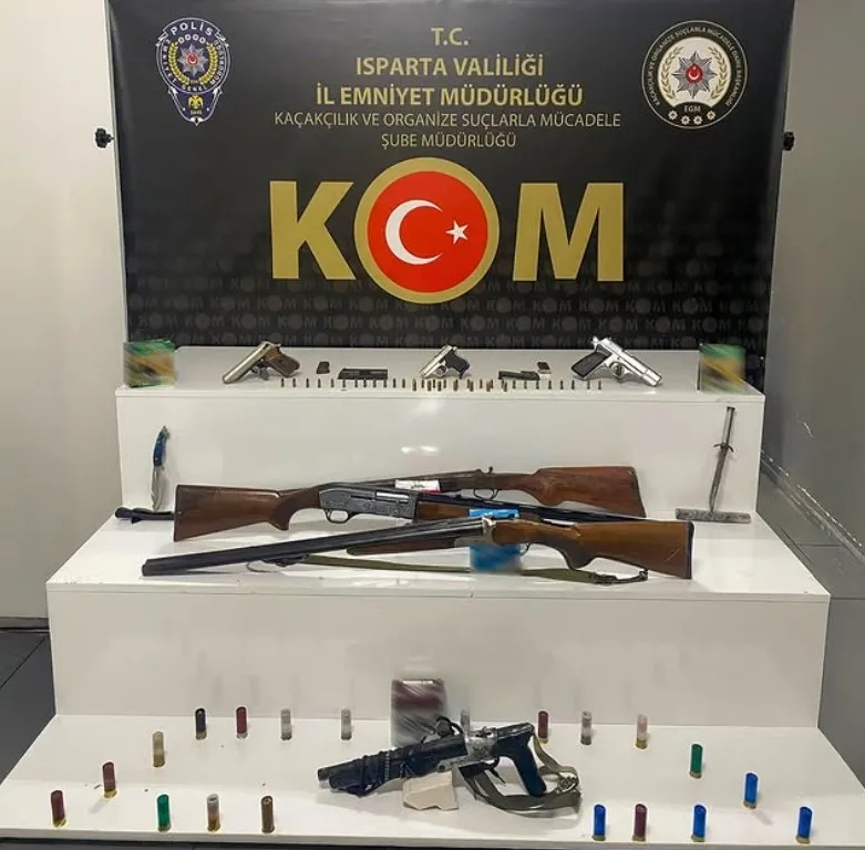 Isparta’da yasa dışı silah ve mühimmat ele geçirdi
