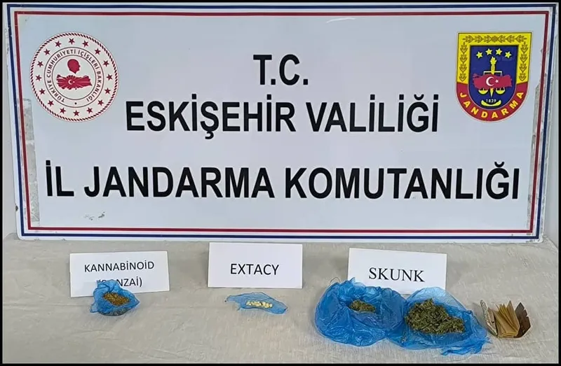 Yanlarında uyuşturucu bulunduran 2 şahsı şüpheli hareketleri ele verdi
