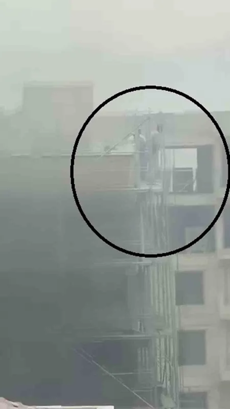 Yangına iskelede yakalanan işçilerin zor anları kamerada
