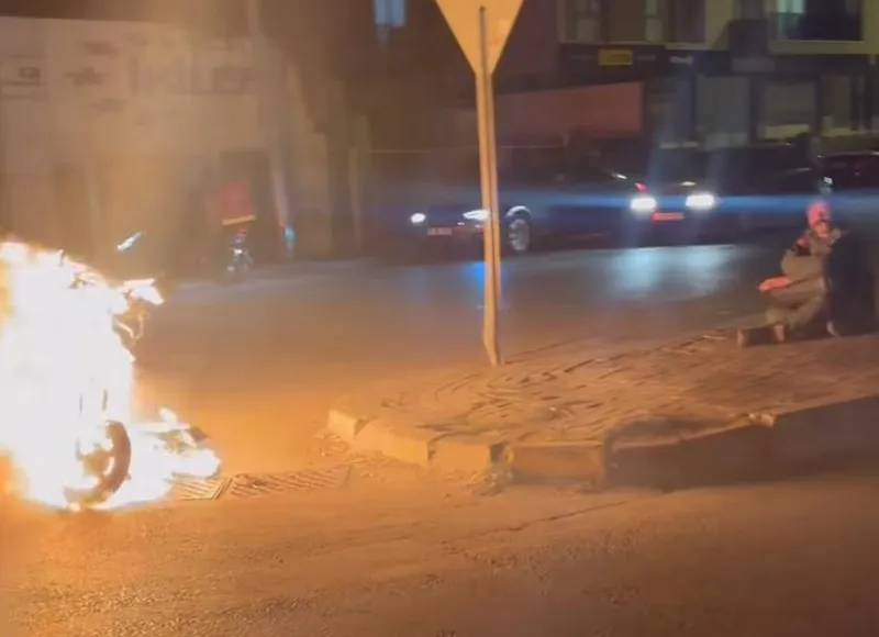 Çalışmayan motorunu yakıp, karşısına geçip izledi
