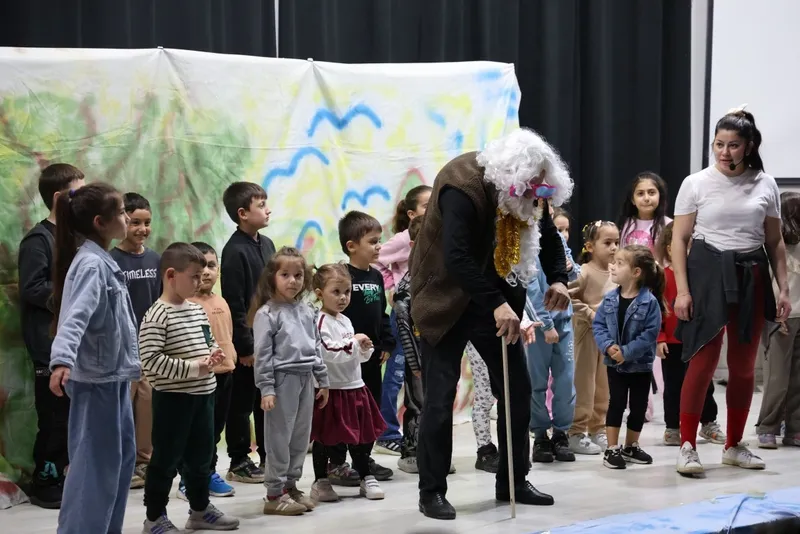 Kartepe’de hem büyüklere hem küçüklere tiyatro ziyafeti
