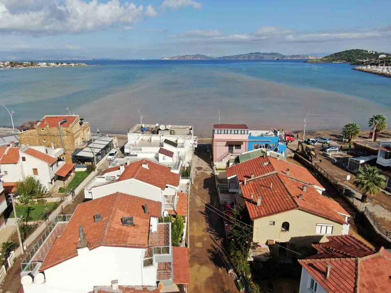 Foça’da sel suları denizin rengini değiştirdi
