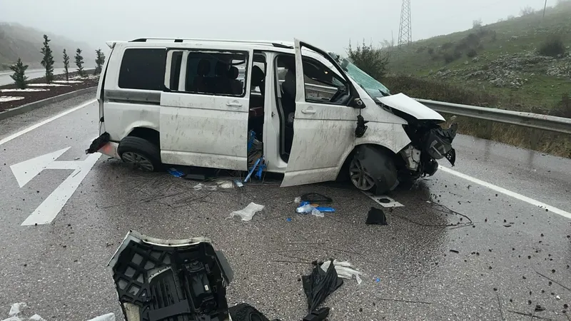 Balıkesir Çevreyolunda takla atan otomobilde 3kişi yaralandı
