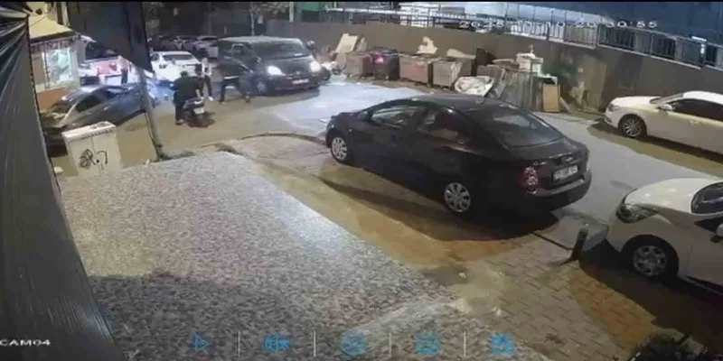 Yol verme kavgasında tartıştığı 2 kişiyi bıçakla yaraladı: O anlar kamerada
