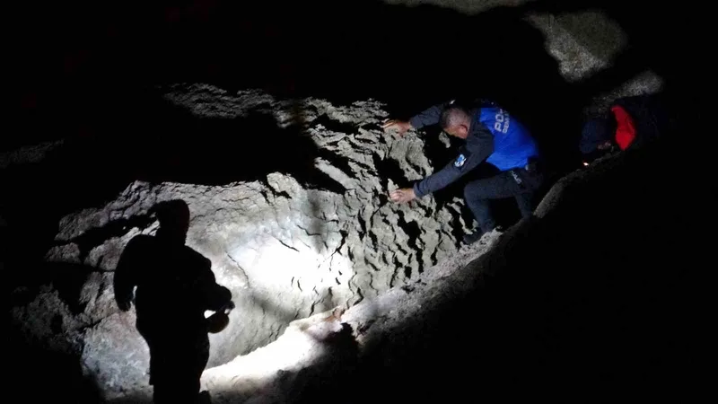 Antalya’da 30 metrelik falezlerden kayalık alana düşerek hayatını kaybeden gencin kimliği belli oldu
