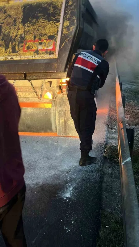 TEM Otoyolu’nda alev alan hafriyat kamyonunu jandarma ve itfaiye söndürdü
