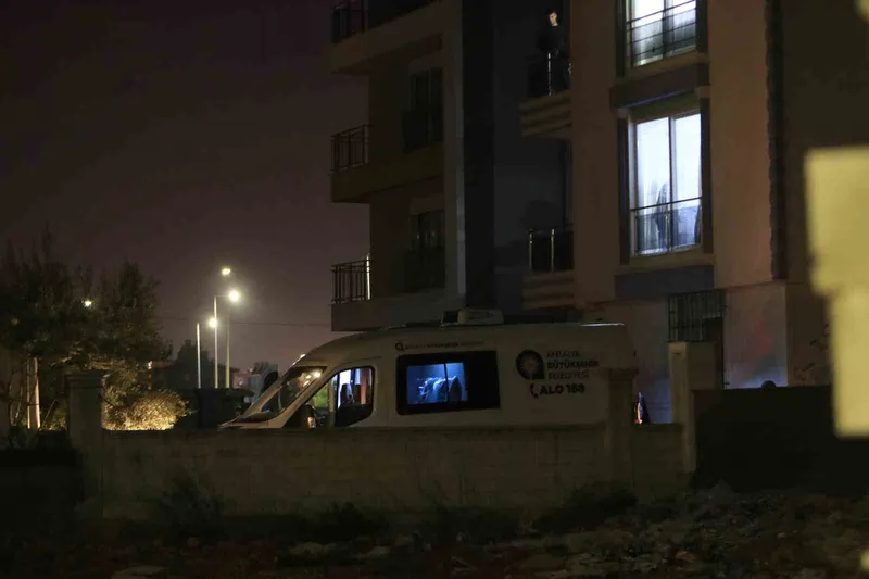 Yıllık izindeki polis memuru dehşet saçtı: Eşi ve 2 kızını öldürdü
