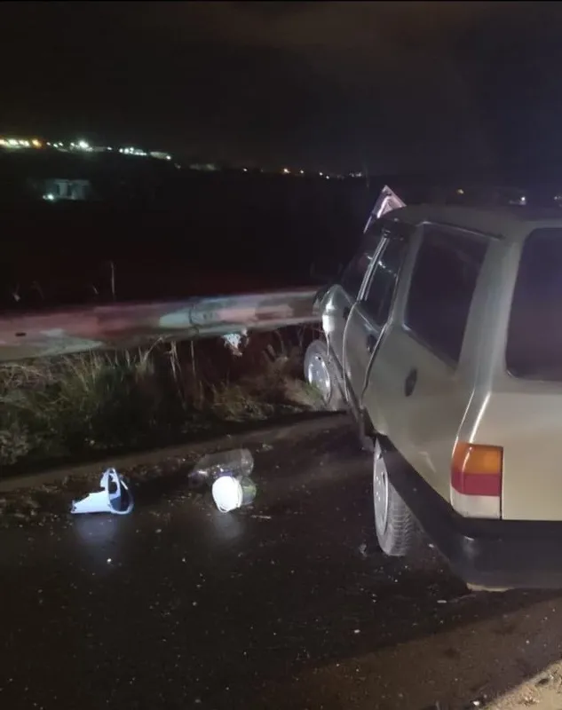 Kontrolden çıkan otomobil refüje çarptı, 1 kişi yaralandı
