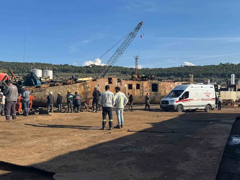 İzmir’de üzerine parça düşen işçi hayatını kaybetti
