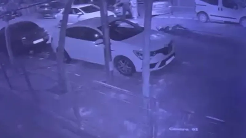 Yolun karşısına geçen adama otomobil çarptı
