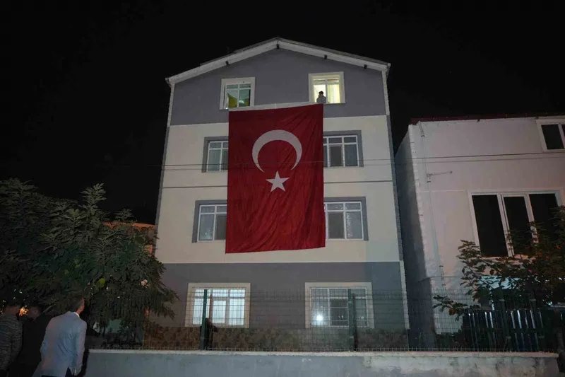 Samsunlu şehidin baba evine Türk bayrağı asıldı
